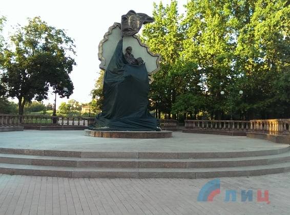 В центре Луганска произошел взрыв, поврежден памятник защитникам ЛНР