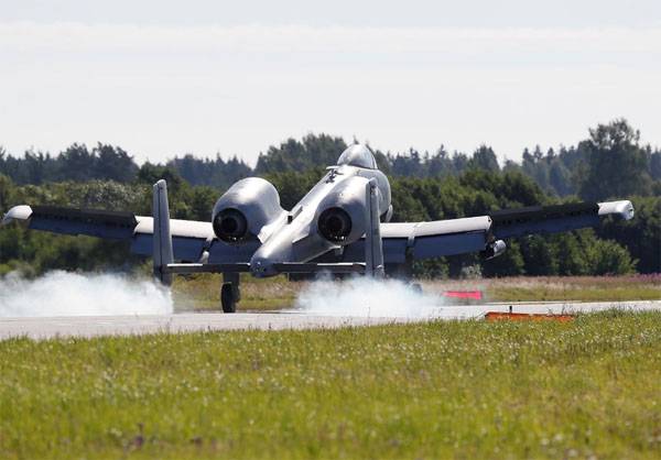 Американские штурмовики А-10 в Эстонии отрабатывают взлёт и посадку на шоссе