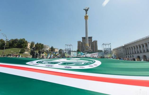 В центре Киева под гимн Украины развернули гигантский флаг террористической "Ичкерии"