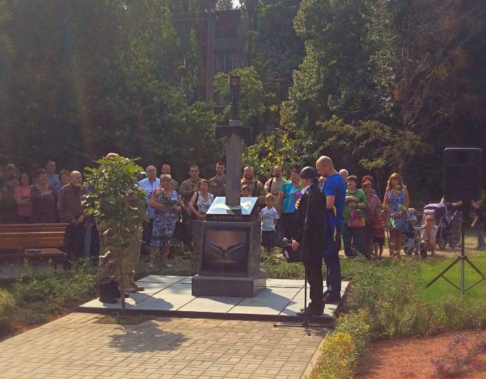 В Киеве открыли памятник в виде меча пронзающего Россию