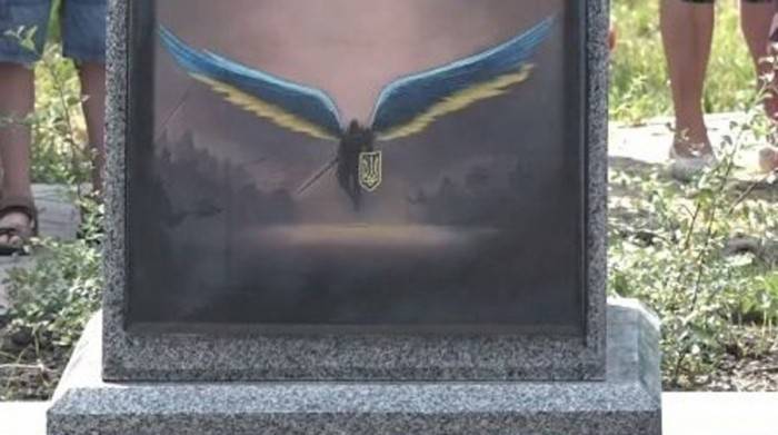 Памятник погибшим солдатам ВСУ «украсили» постером из компьютерной игры Diablo III