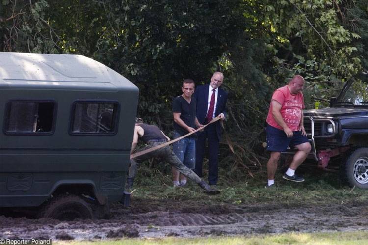 Кортеж министра обороны Польши застрял в грязи. Опять русские?..