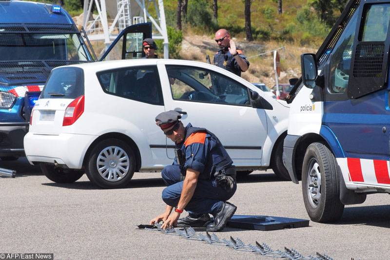 В Марселе неизвестный на автомобиле протаранил две автобусные остановки