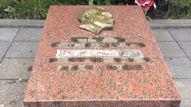 Во Львове разграбили могилу легендарного разведчика Николая Кузнецова