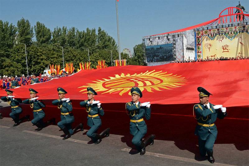 Кыргызстан отмечает День независимости с национальным флагом и георгиевской лентой