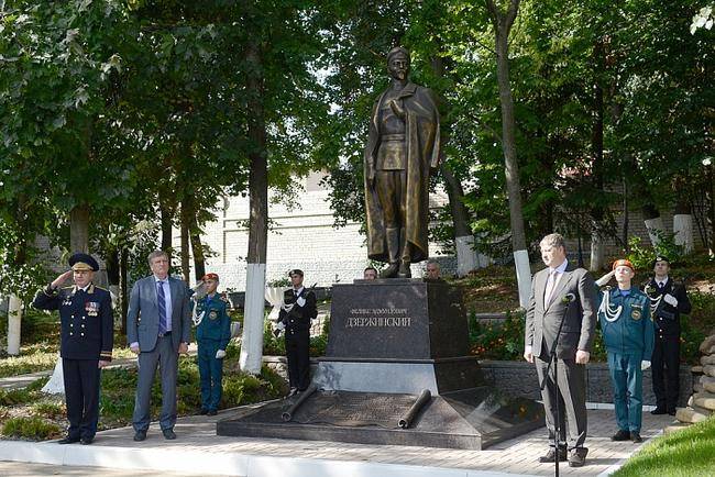 Памятник Ф.Дзержинскому открыли в Кирове