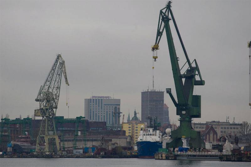 В Гданьске продолжается разгрузка кораблей с американской бронетехникой