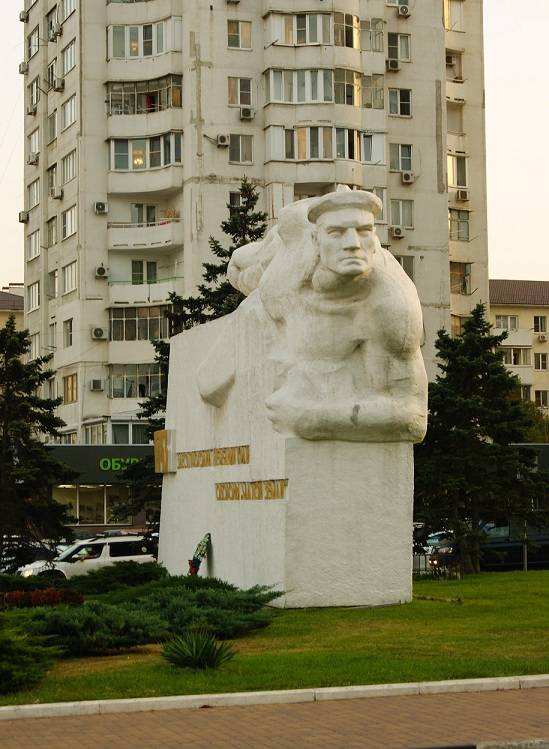 В Новороссийске открыли мемориальную доску малоземельцу-фронтовику и скульптору Николаю Божененко
