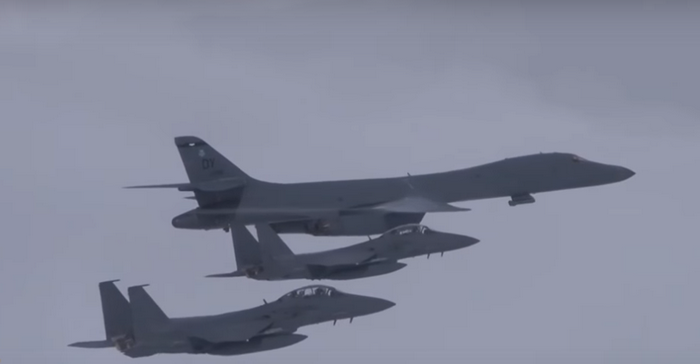 Бомбардировщики США пролетели вдоль демилитаризированной зоны Северной Кореи