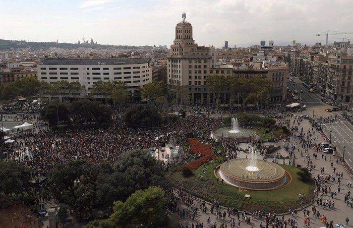 Многотысячные митинги против действий полиции проходит в Барселоне