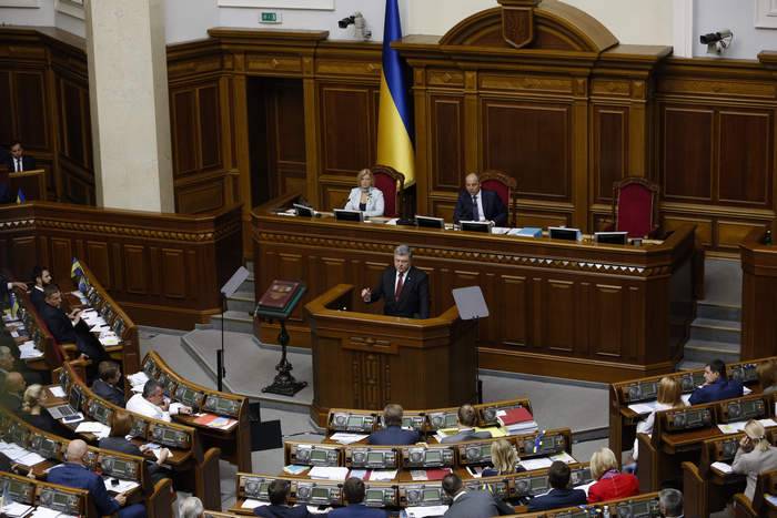 СМИ: Порошенко намерен заморозить закон об особом статусе Донбасса