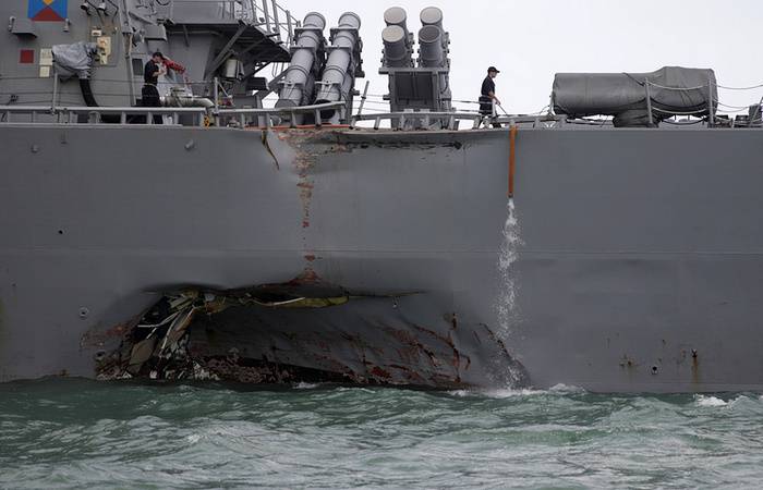 Эсминец ВМС США John S. McCain покинул порт Сингапура после аварии