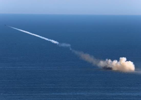Крейсер «Варяг» и АПЛ «Томск» поразили крылатыми ракетами надводную цель