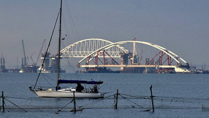 Автодорожную арку Крымского моста вывели в фарватер