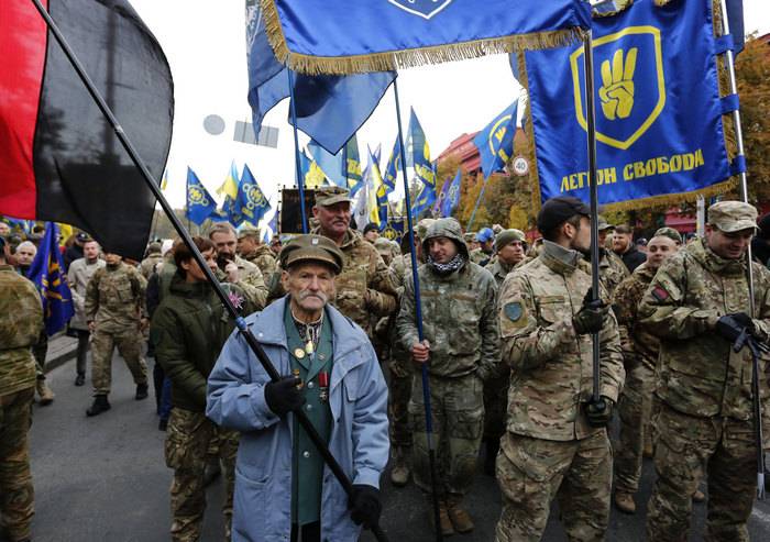 В Киев со всей страны свозят радикалов