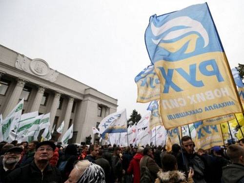 Артиллерийские залпы в центре Киева. Паника у митингующих сторонников Саакашвили