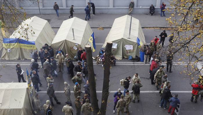 Порошенко и Аваков устроили скандал из-за палаток у Рады