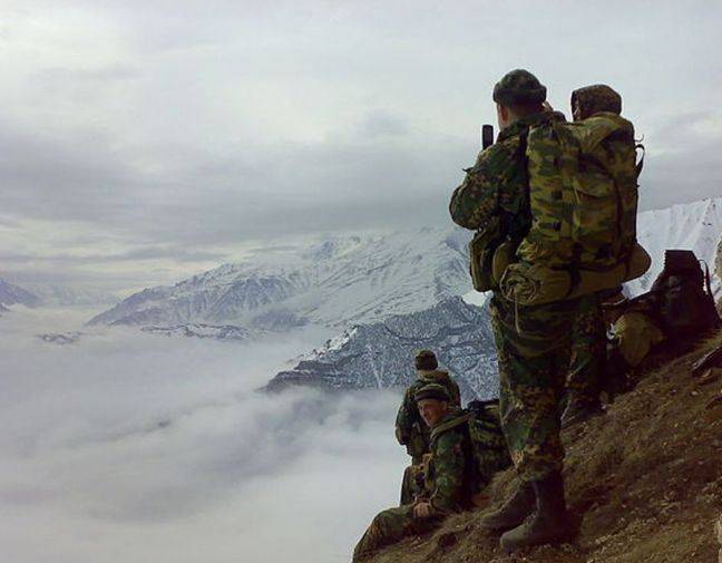 Российские спецназовцы поднимаются в горы