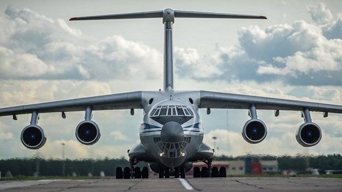 Двадцать самолетов Ил-76 отработали "афганский заход" на аэродроме в Ульяновске