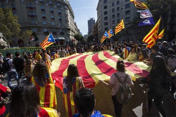 Парламент в Барселоне объявил о независимости Каталонии