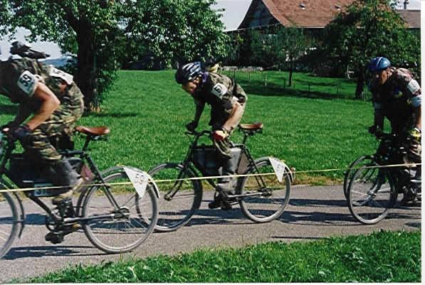 Соревнования швейцарских военных велосипедистов