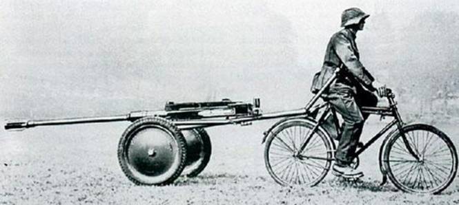Швейцарский велосипедист транспортирует легкую противотанковую пушку. Вторая мировая война