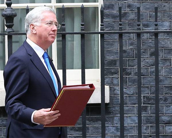 Министр обороны Британии подал в отставку из-за женских коленок