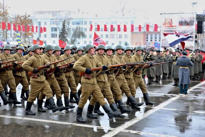 Военные провели в Самаре первую репетицию  Парада Памяти в экипировке Красной Армии