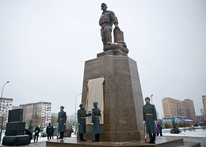 В Оренбурге открыли памятник погибшему в Сирии Герою России Прохоренко