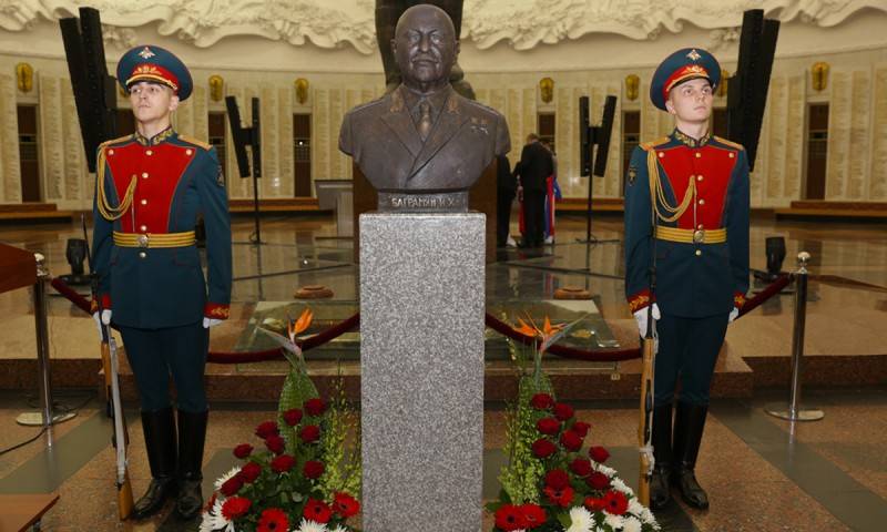 В музее Победы в Москве открыли бюст маршала Баграмяна