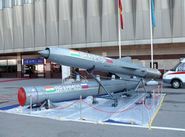 Индия закупила первую партию ракет "БраМос"