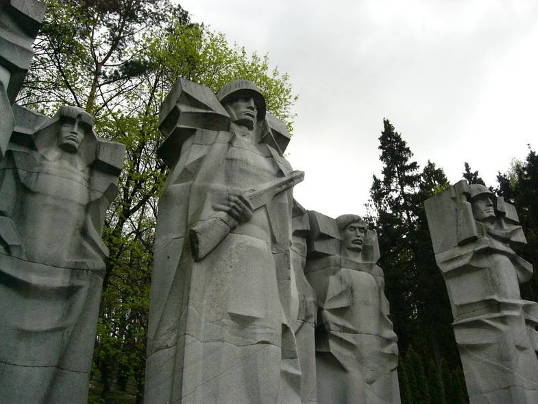 Вильнюс разбирается в ситуации с перезахоронением останков советских солдат