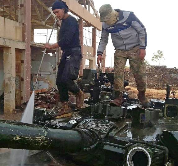 Террористы похвастались захваченным в Сирии танком Т-90
