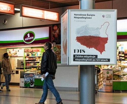 В аэропорту Варшавы вывесили карты Польши со входящими Литвой, Западной Украиной и Белоруссией