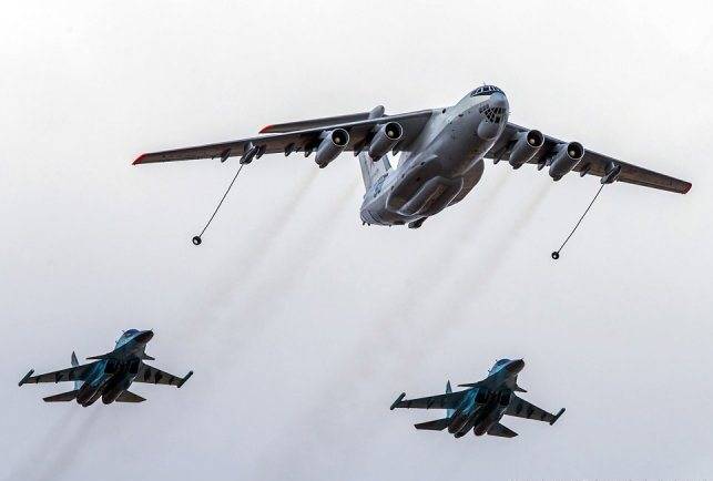 В ЮВО истребители Су-30СМ отработали дозаправку в воздухе