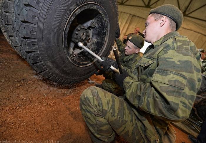 Для военной техники России разработают непробиваемые колеса