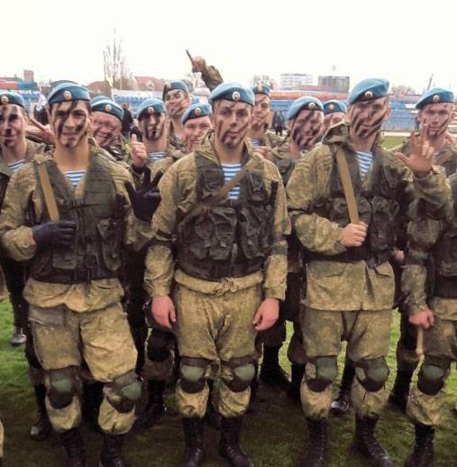 Командующий ВДВ вручил сформированному ДШБ в Феодосии боевое знамя