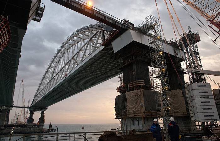 Монтаж пролетов автомобильной части Крымского моста завершится до конца года