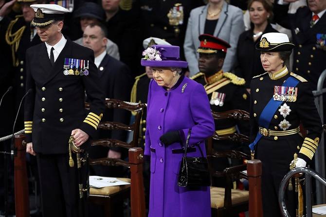 Авианосец Queen Elizabeth официально принят в состав британских ВМС