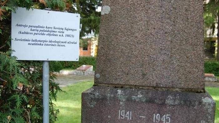 Литва посоветовала России обсудить советские захоронения с местной властью