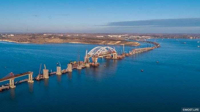 Пролеты Крымского моста соединили с аркой