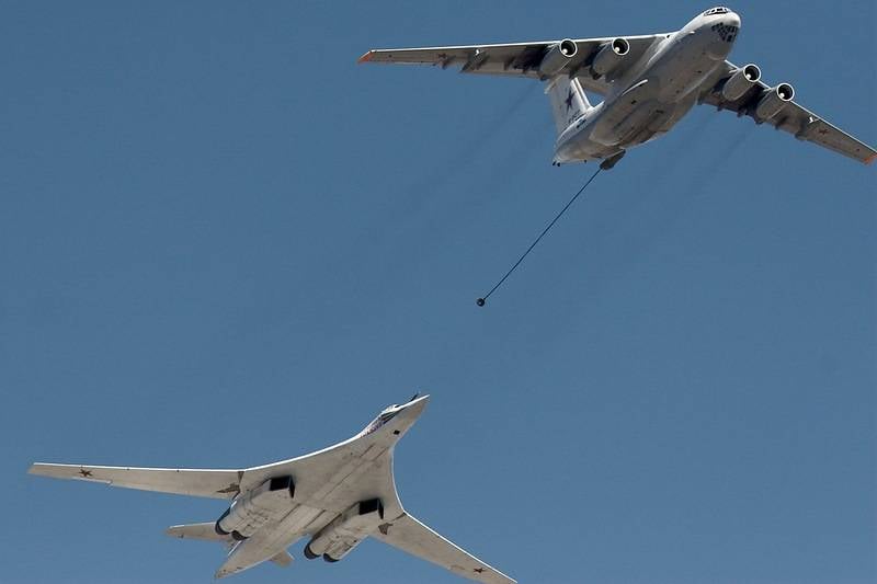 Российские стратегические бомбардировщики отработали дозаправку в воздухе