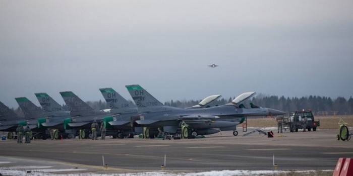 В Эстонию прибыли 12 истребителей ВВС США