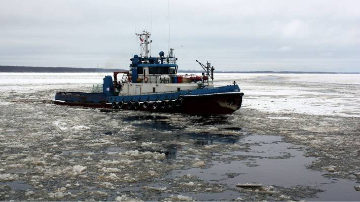 Буксиры ТОФ очищают ото льда фарватеры в бухтах, где базируются боевые корабли