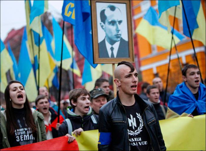 Украинские националисты хотят приравнять бандеровский флаг к государственному