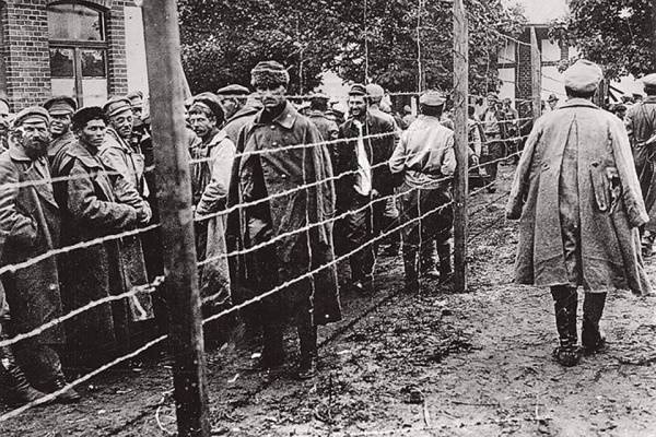 "Поляки хотят очистить себя и от холокоста, и от преступного уничтожения наших военнопленных"
