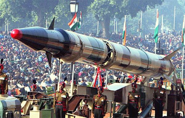 Индия провела очередное испытание баллистической ракеты Agni II