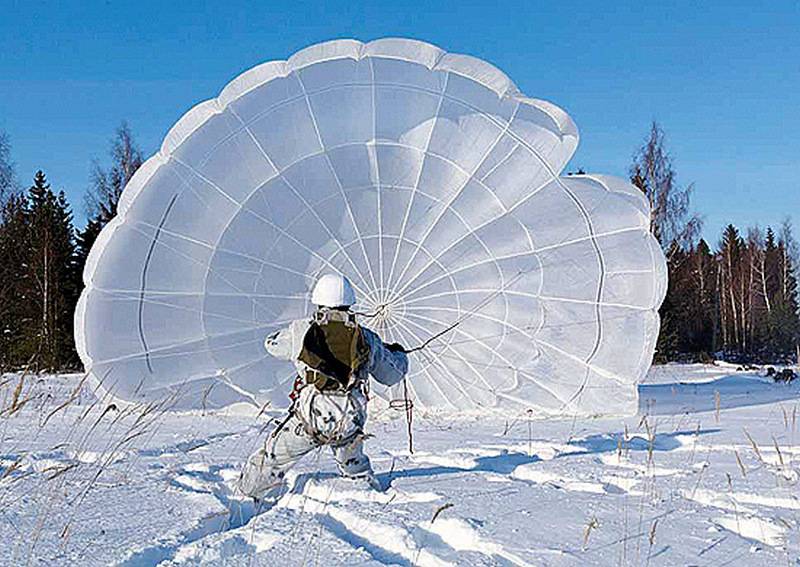 Спецназ ЗВО приступил к парашютным прыжкам в Тамбовской области
