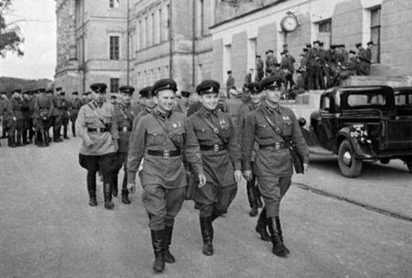 Неожиданная война гитлеровской Германии с СССР. Часть 11. Далеко от границы