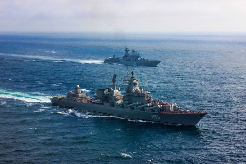 Ракетный крейсер "Маршал Устинов" и БПК "Североморск" вошли в Средиземное море